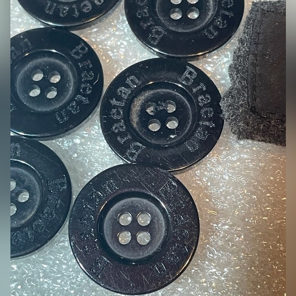 Braetan replacement logo buttons from coat - Picture 2 of 5